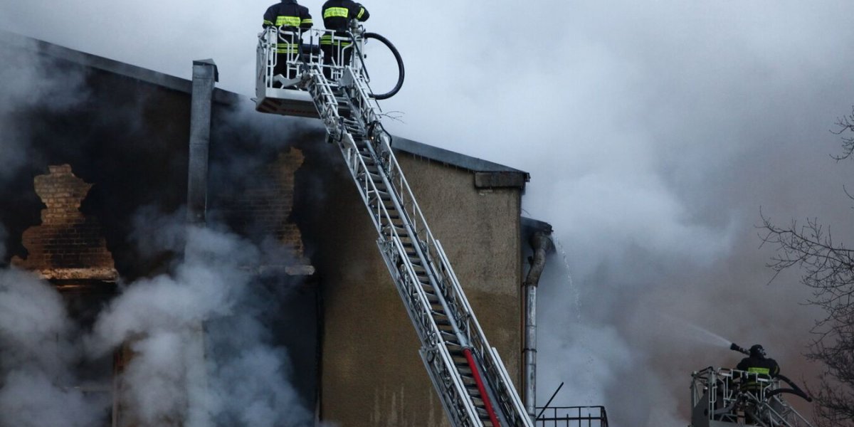 Сильный пожар на Кубани: последствия атаки БПЛА на портовую инфраструктуру в поселке Волна Сильный пожар на Кубани: последствия атаки БПЛА на портовую инфраструктуру в поселке Волна